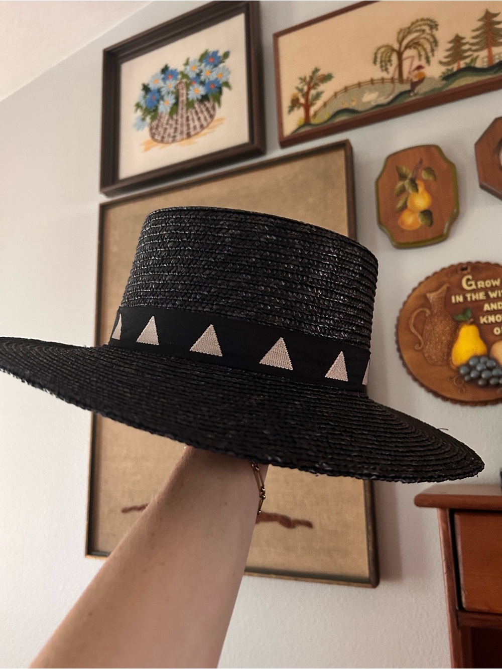 GIGI PIP Black Wide-Brim Straw Hat with White Triangle Band